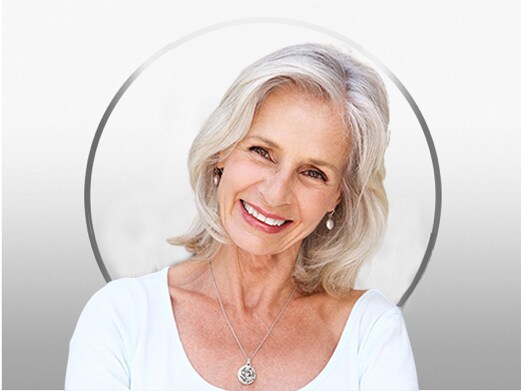 Mujer con risos sonriendo