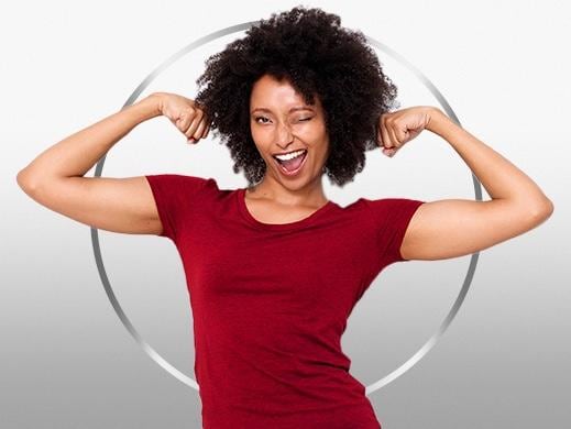 Mujer sonriendo con una camisa roja