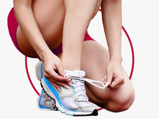 Mujer arreglandose sus zapatos