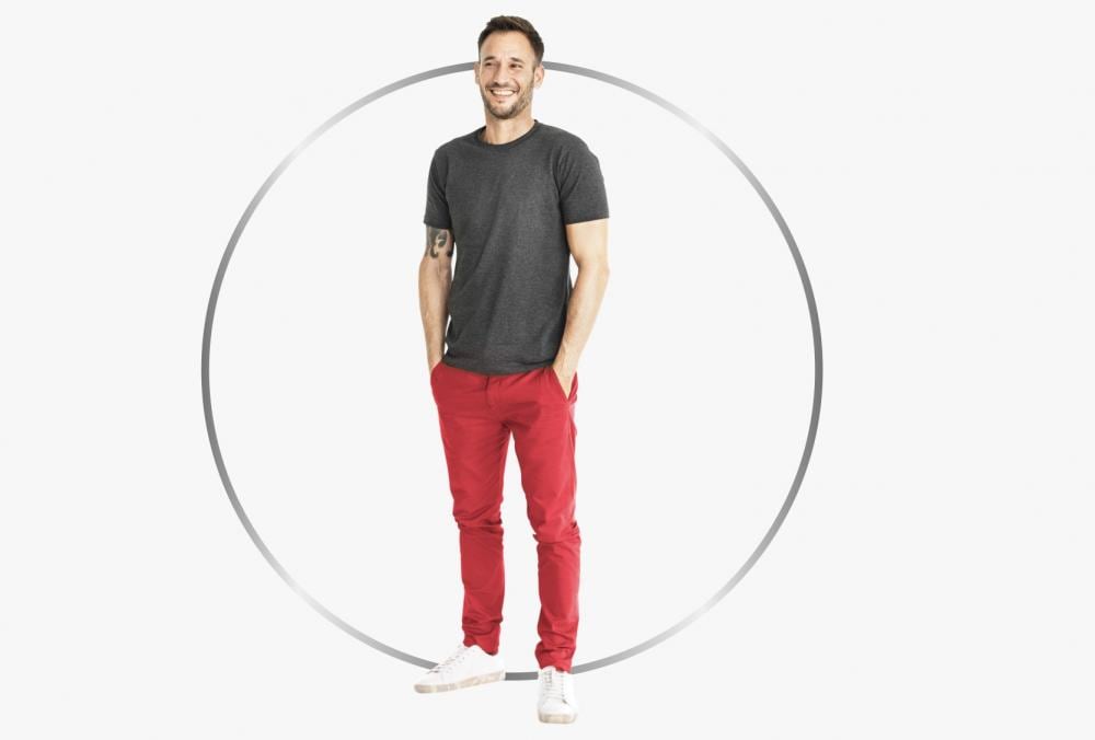Hombre a la moda joven de pie con confianza sobre fondo blanco